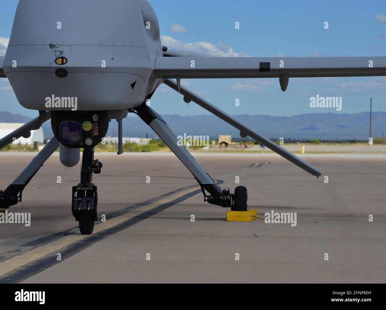 Common Sensor Payload (CSP) montato su Gray Eagle parcheggiato su asfalto a ft. Huachuca. Foto Stock