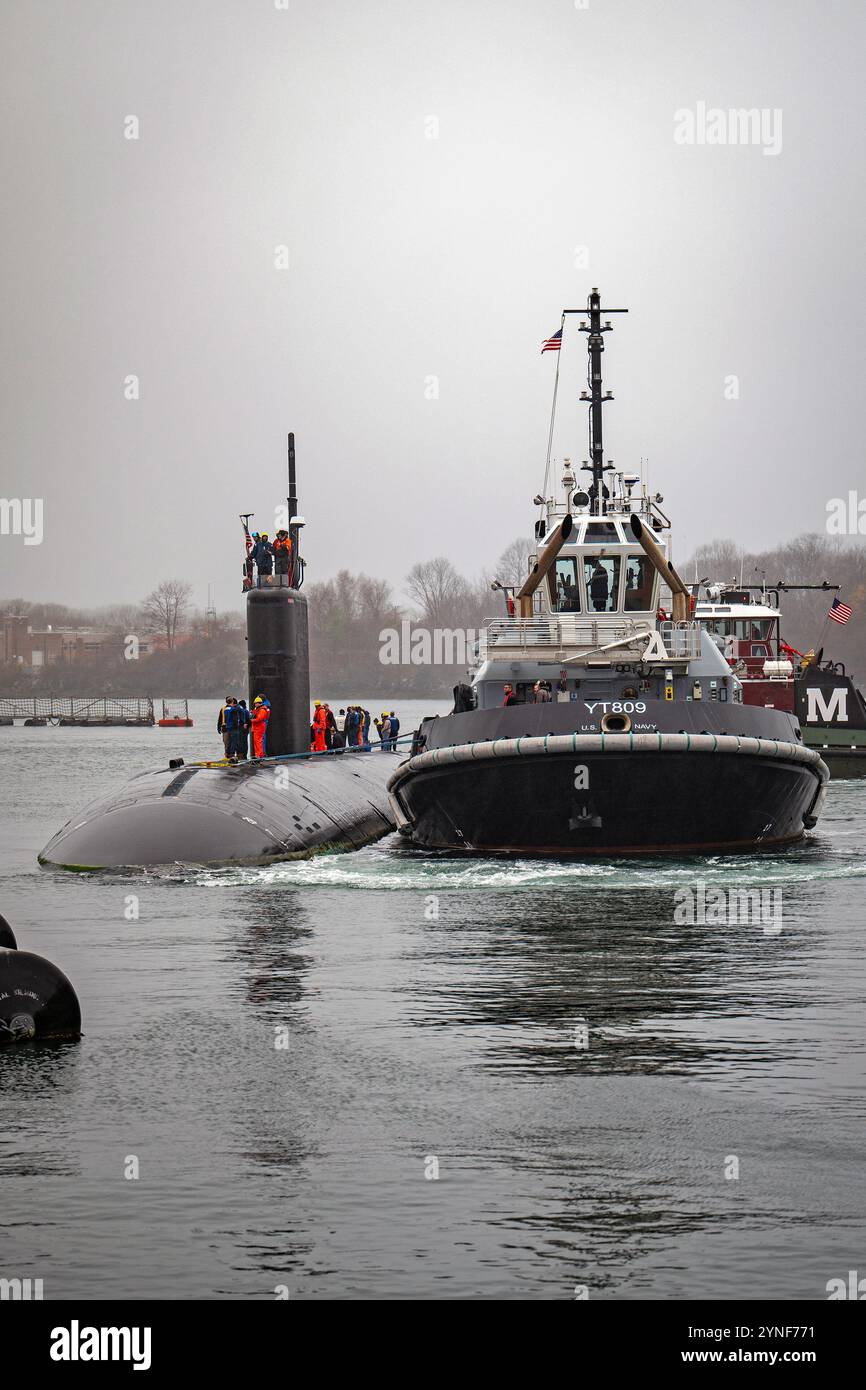 KITTERY, Maine (21 novembre 2024) - il sottomarino d'attacco di classe Los Angeles USS Hampton (SSN 767) arriva al cantiere navale di Portsmouth per un periodo di manutenzione programmato il 21 novembre 2024. Mentre si trova presso il cantiere navale, Hampton sarà sottoposta a riparazioni essenziali e aggiornamenti del sistema fondamentali per prolungare la durata di servizio di un sottomarino e garantire la preparazione della flotta a lungo termine. In qualità di leader americano per la manutenzione, la riparazione e la modernizzazione dei sottomarini d’attacco, PNSY sta migliorando le capacità di combattimento critiche fornendo in modo sicuro un servizio di qualità al primo intervento, nel rispetto del budget, nei tempi previsti per la flotta e contribuendo a rendere possibile il warfi Foto Stock