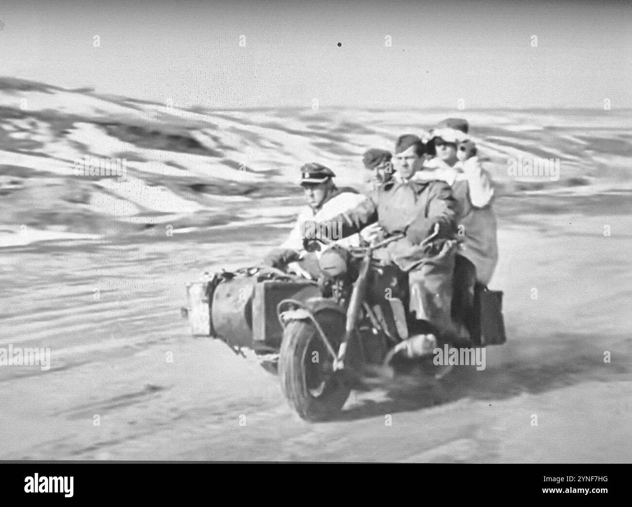 Foto in bianco e nero della seconda guerra mondiale i Granatieri tedeschi delle SS Panzer condividono una motocicletta e una Sidecar, che è ovviamente una foto di Propaganda durante il viaggio verso Kharkov Foto Stock