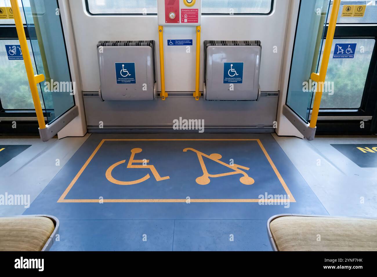 Treno leggero con tram accessibile, accesso con carrozzina per disabili, trasporto pubblico, vita urbana, che garantisce autonomia Foto Stock