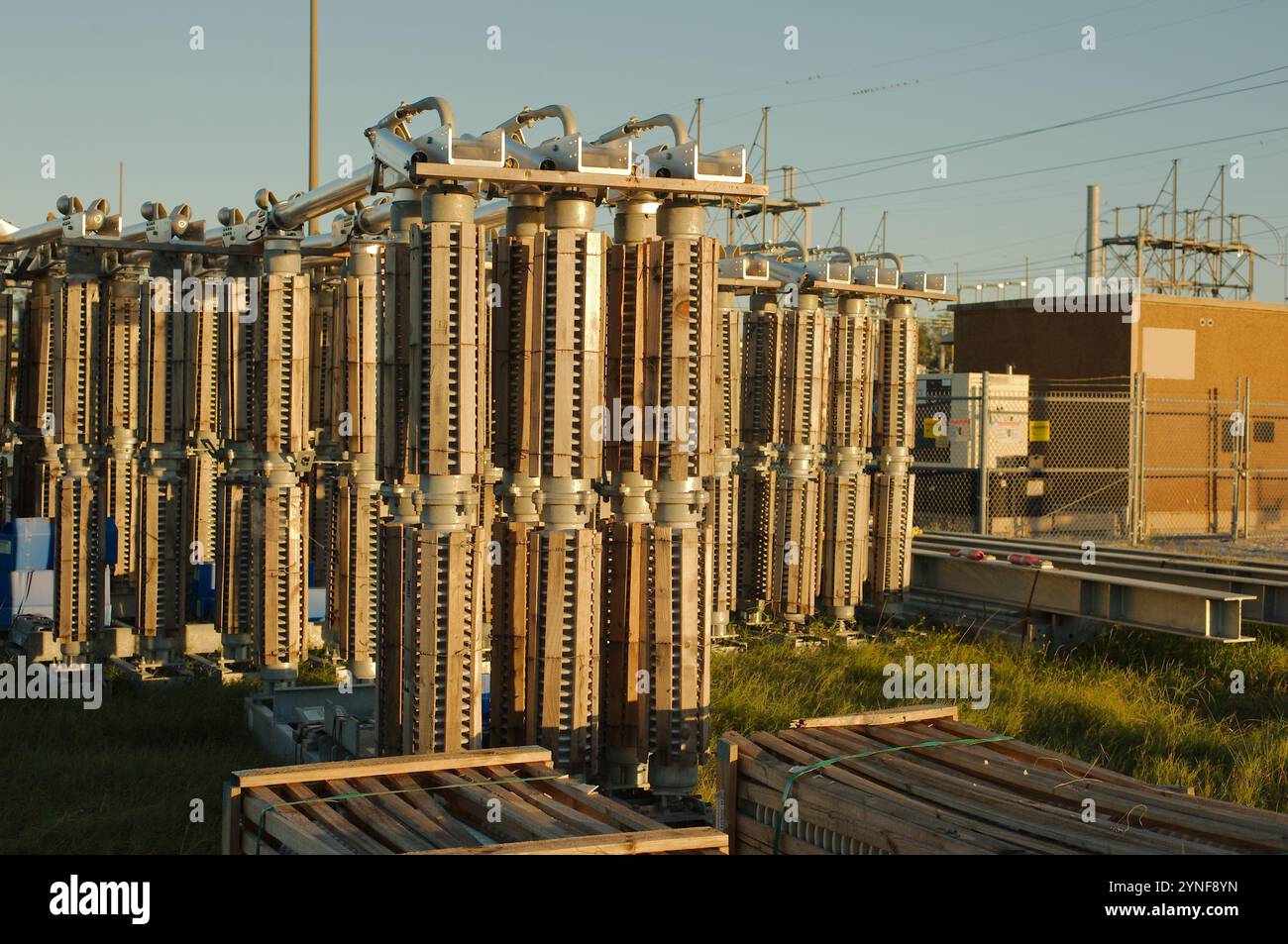 Primo piano di una grande stazione elettrica urbana. Banchi di condensatori in serie. Foto Stock