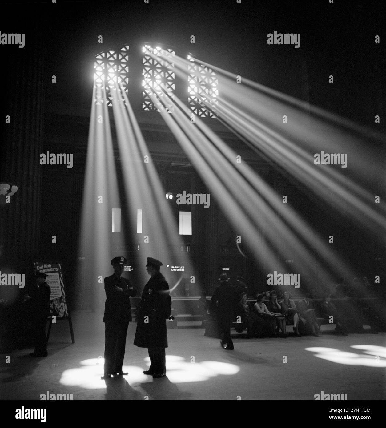 1943 , gennaio , CHICAGO , ILLINOIS, USA : dalle informazioni originali: ' Nella sala d'attesa della Union Station '. . Foto di JACK DELANO ( 1914 - 1997 ), impiegato della United States Agricolture Farm Security Administration, Office of War Information , come opera del governo federale degli Stati Uniti. - STAZIONE FERROVIARIA - SALA D'ASPETTO - ATRIO - ferrovia - ferrovie - STAZIONE ferroviaria - SALA d'ATTESA - SALA FERROVIARIA - ferrovia - ferrovie - STATI UNITI UNITI AMERICA - ritratto - gente - persone - NOVECENTO - XX SECOLO - 900 - '900 - STORIA - FOTO STORICHE - inverno - ICONICA - ICO Foto Stock