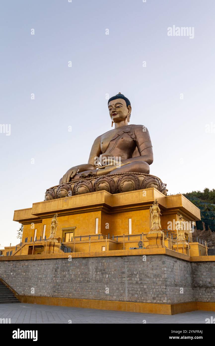 Buddha Dordenma, una grande statua dorata di buddha situata sulla cima di una collina a Thimphu, Bhutan. Foto Stock