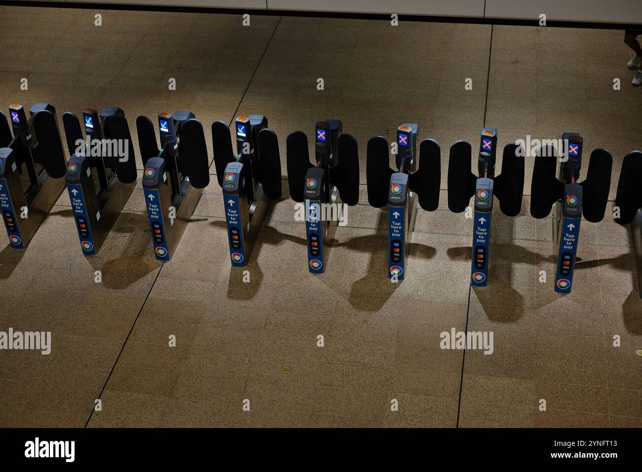 Tornelli ferroviari nell'atrio inferiore presso la stazione della metropolitana Martin Place, una stazione ferroviaria sotterranea per pendolari, Sydney, Australia Foto Stock