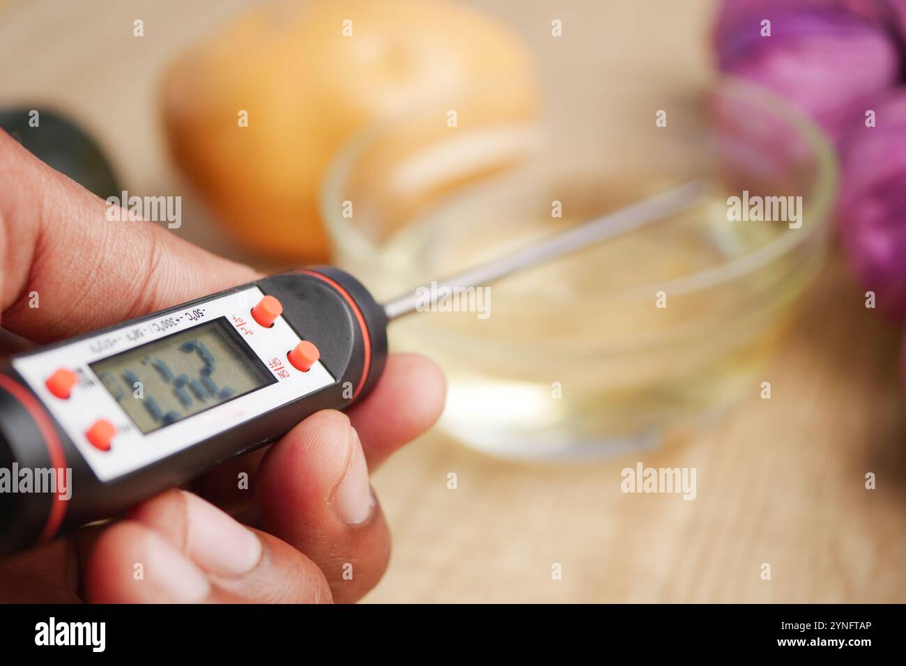 Termometro da cucina progettato per misurare la temperatura dell'olio con precisione utile per la cottura Foto Stock