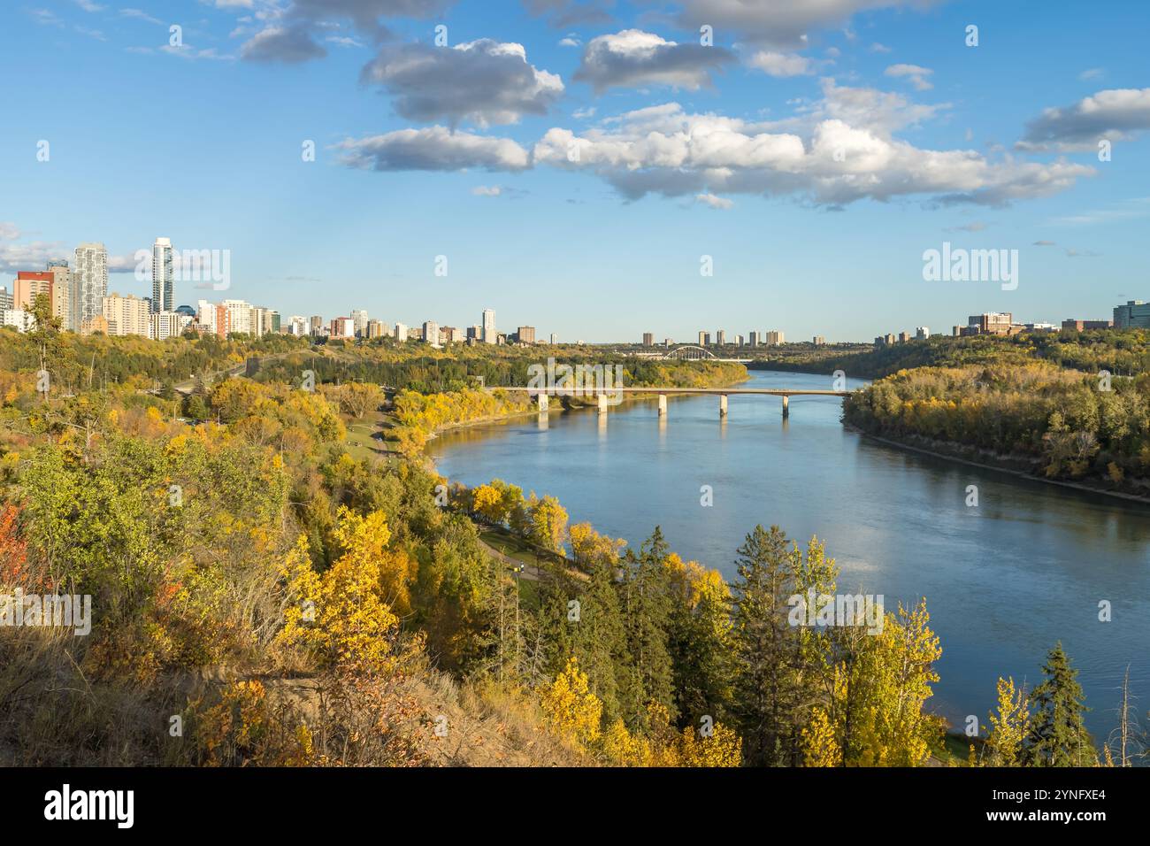Paesaggio della valle del fiume Edmonton North Saskatchewan con ponte Groat Foto Stock