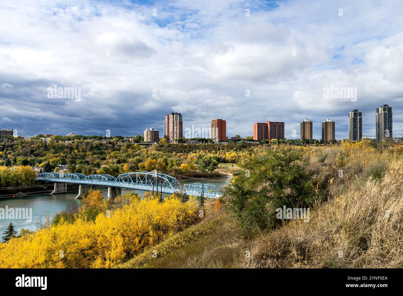 Vista del paesaggio urbano di Edmonton dal punto panoramico di Rowland Park con Dawson Bridge e la nuova comunità di sviluppo sullo sfondo nella stagione autunnale Foto Stock