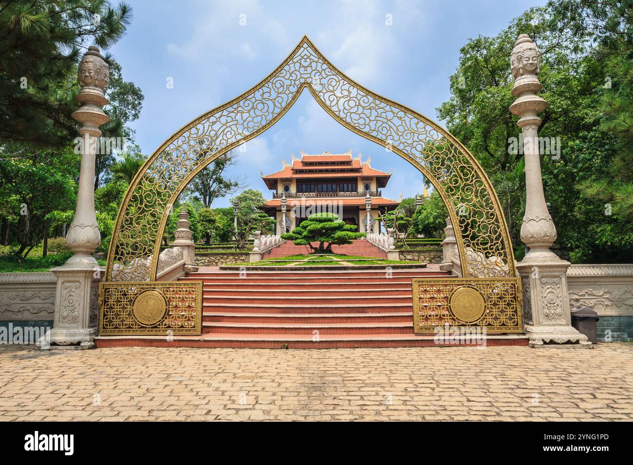 Buu Long Pagoda, costruita nel 1942, presenta una miscela unica di stili architettonici del Sud-est asiatico provenienti dalla Thailandia, dall'India e dalla dinastia Nguyen in Vietnam Foto Stock