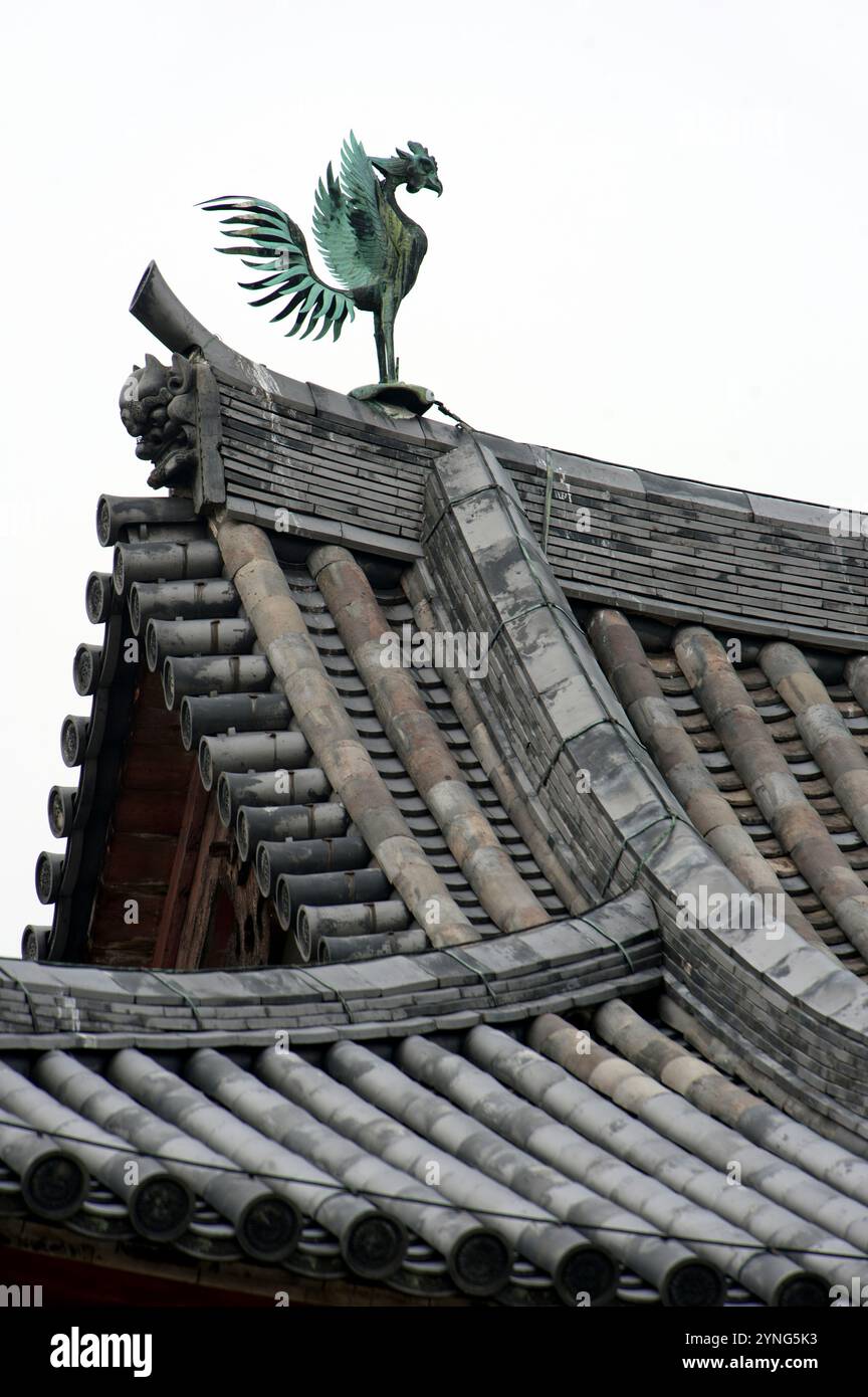 Il mitico uccello Fenice si trova in cima al tetto di tegole della sala Fenice del Tempio Byodo-in nella città di Uji, Kyoto, Giappone. Foto Stock