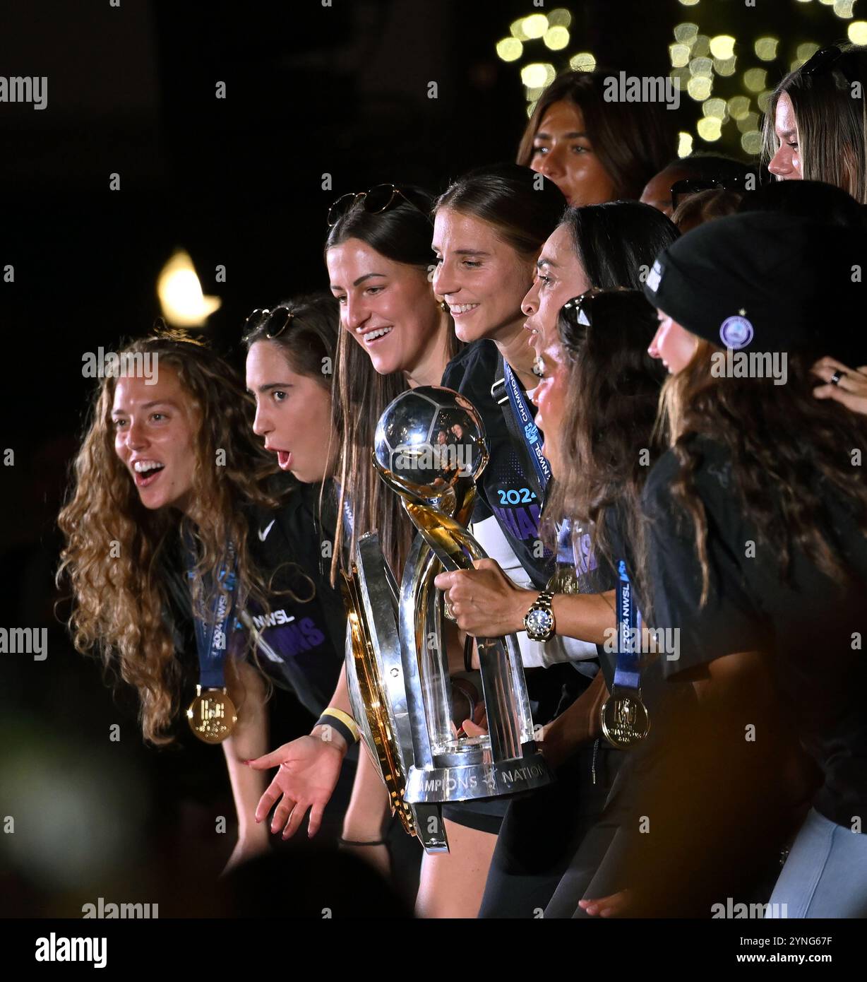 Orlando, Stati Uniti. 25 novembre 2024. Le giocatrici dell'Orlando Pride si sono aggiudicate la vittoria per il campionato nazionale di calcio femminile della squadra al City Hall di Orlando, Florida, lunedì 25 novembre 2024. La vittoria del campionato NWSL della squadra femminile di Orlando Pride è la prima nella storia del club e segna anche la prima volta che una squadra sportiva professionistica di Orlando ha vinto un trofeo della Major League. Foto di Chris Chew/UPI credito: UPI/Alamy Live News Foto Stock