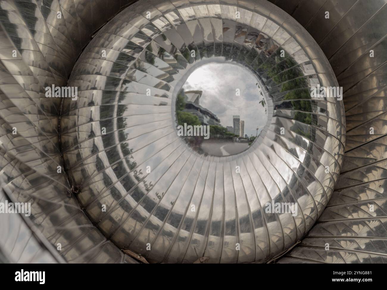 Bangkok, Tailandia - 28 set, 2024 - primo piano della sfera a specchio creativa a forma di allieva. Le sculture sferiche a forma di pupilla in acciaio inox sono uniche, Foto Stock