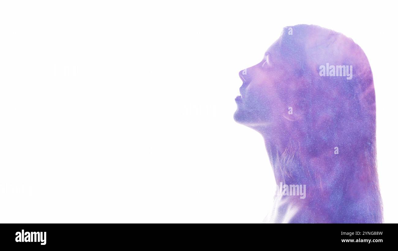 Ritratto esoterico. Illuminazione spirituale. Nebbia viola nella silhouette femminile doppia esposizione isolata su sfondo bianco. Foto Stock