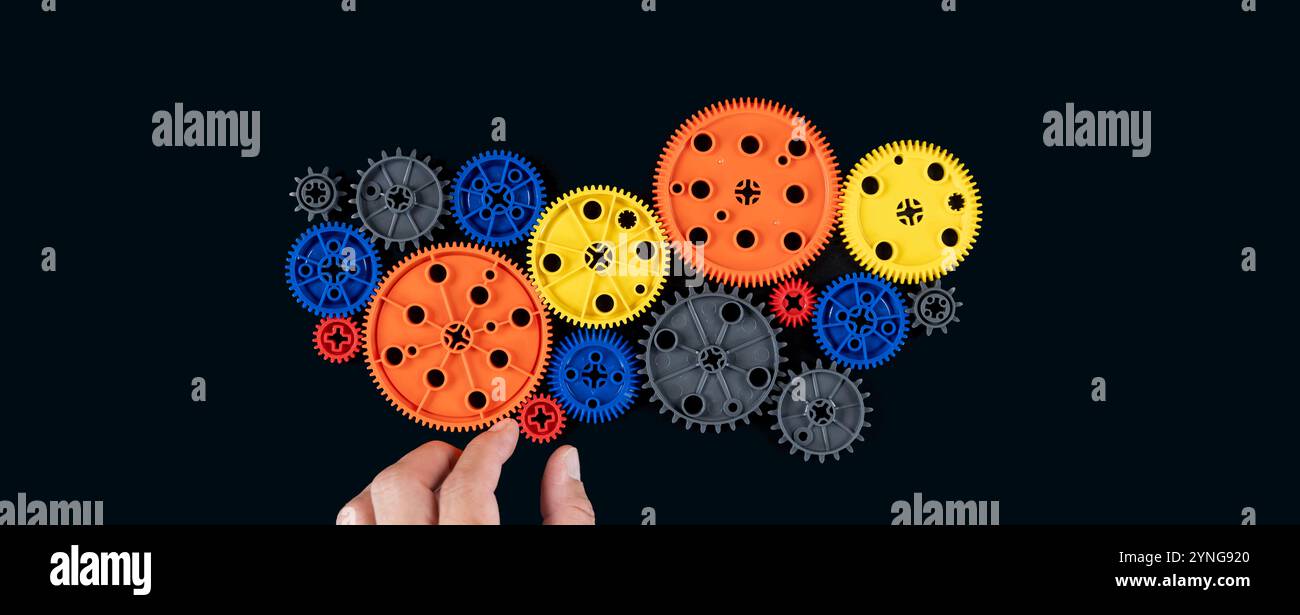 Ruote dentate del motore, background industriale. Ingranaggi su sfondo bianco, concetto di lavoro di squadra minimo. Foto di Gear Concept , creatività o lavoro di squadra. posizione piatta Foto Stock