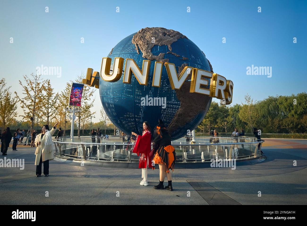 Pechino, Cina - 24 ottobre 2024: Turisti in giro per il famoso globo del pianeta Terra all'Universal Beijing Resort. Foto Stock