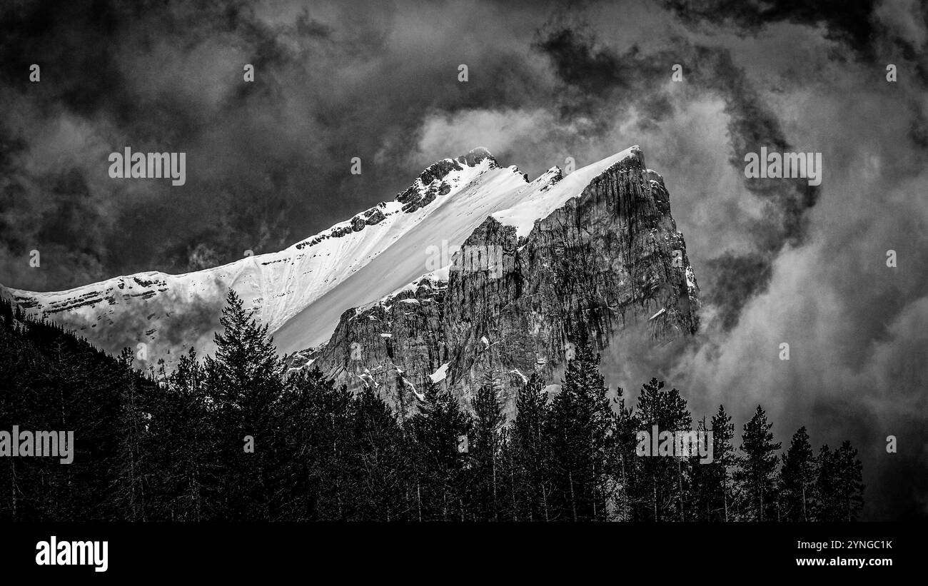 Montagne Rocciose canadesi innevate, George Biggy Sr Road, Dead Man's Flats, Alberta, Canada Foto Stock