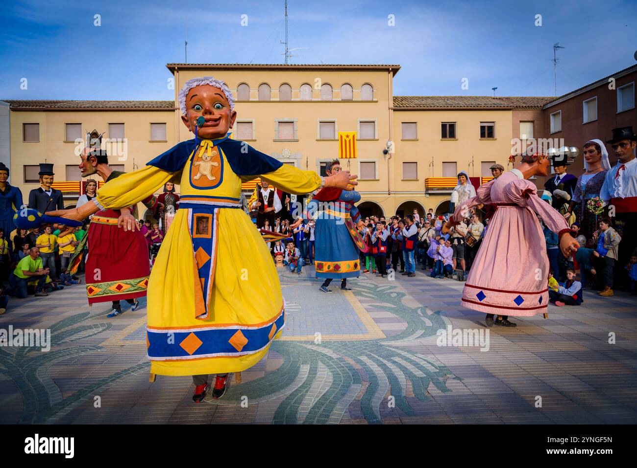 Danza dei giganti di Solsona alla fiera primaverile di Navàs 2015 (Bages, Barcellona, ​​Catalonia, Spagna) ESP: Baile de los gigantes de Solsona Foto Stock