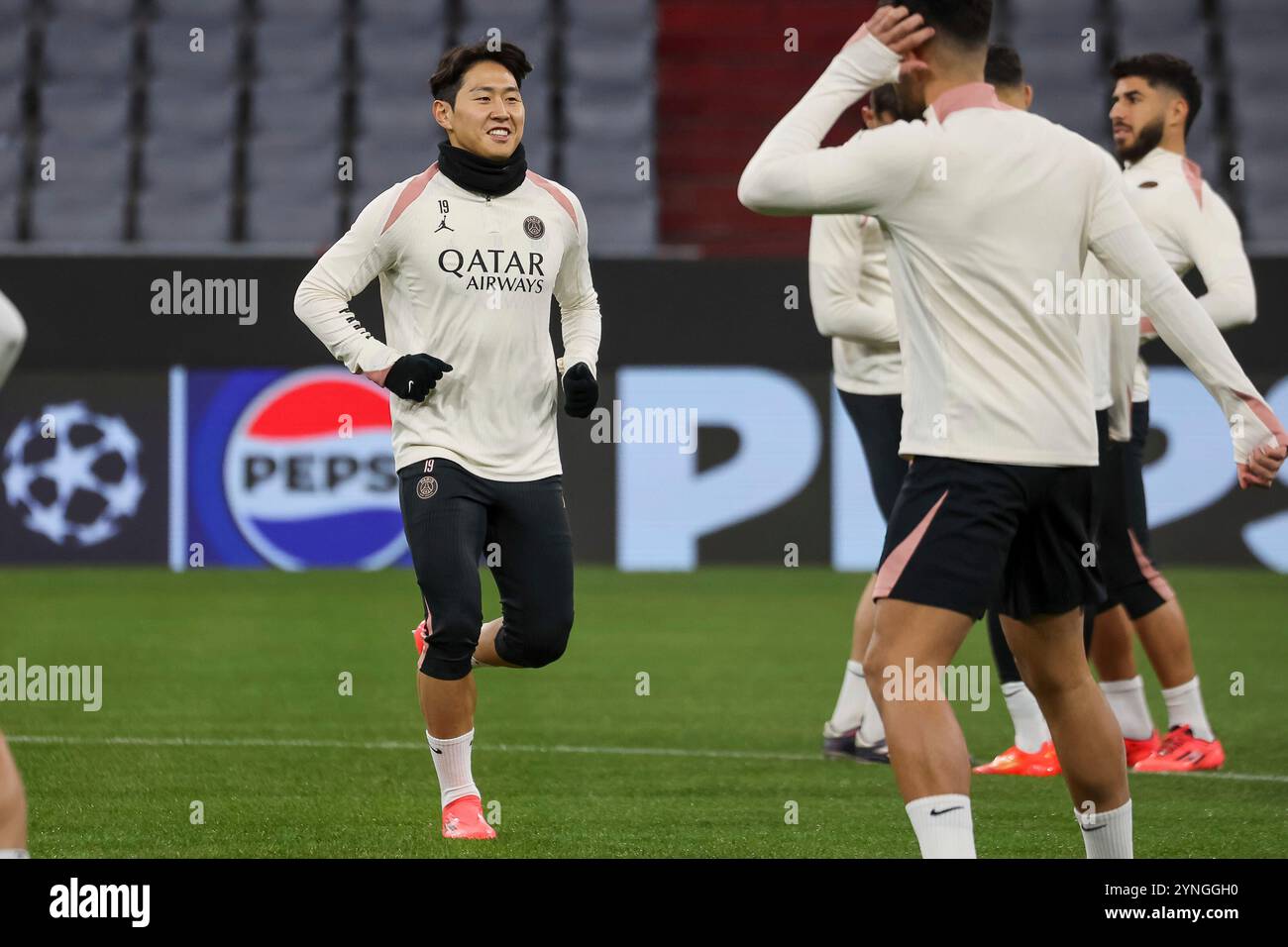 Monaco, Germania. 25 novembre 2024. Lee Kang-in (Paris Saint-Germain, PSG, 19), Ger, Abschlusstraining, Paris Saint-Germain, PSG, Fussball, UEFA Champions League, 5. Spieltag, Saison 2024/2025, 25.11.2024, foto: Eibner-Pressefoto/Jenni Maul credito: dpa/Alamy Live News Foto Stock