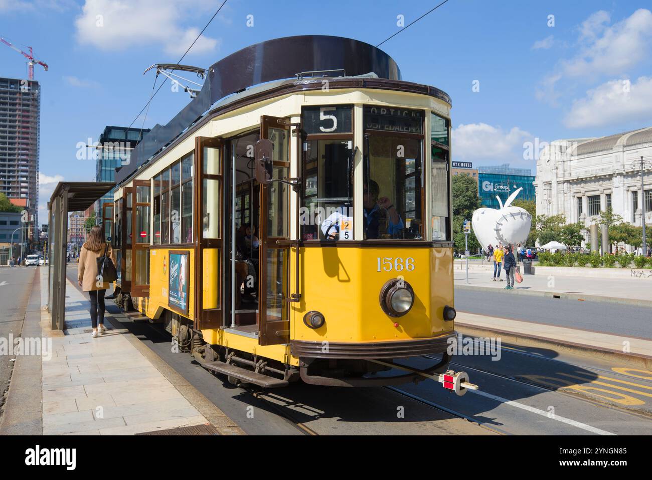 MILANO, ITALIA - 17 SETTEMBRE 2017: Vecchio retro il tram a una fermata dei mezzi pubblici nella giornata di sole Foto Stock