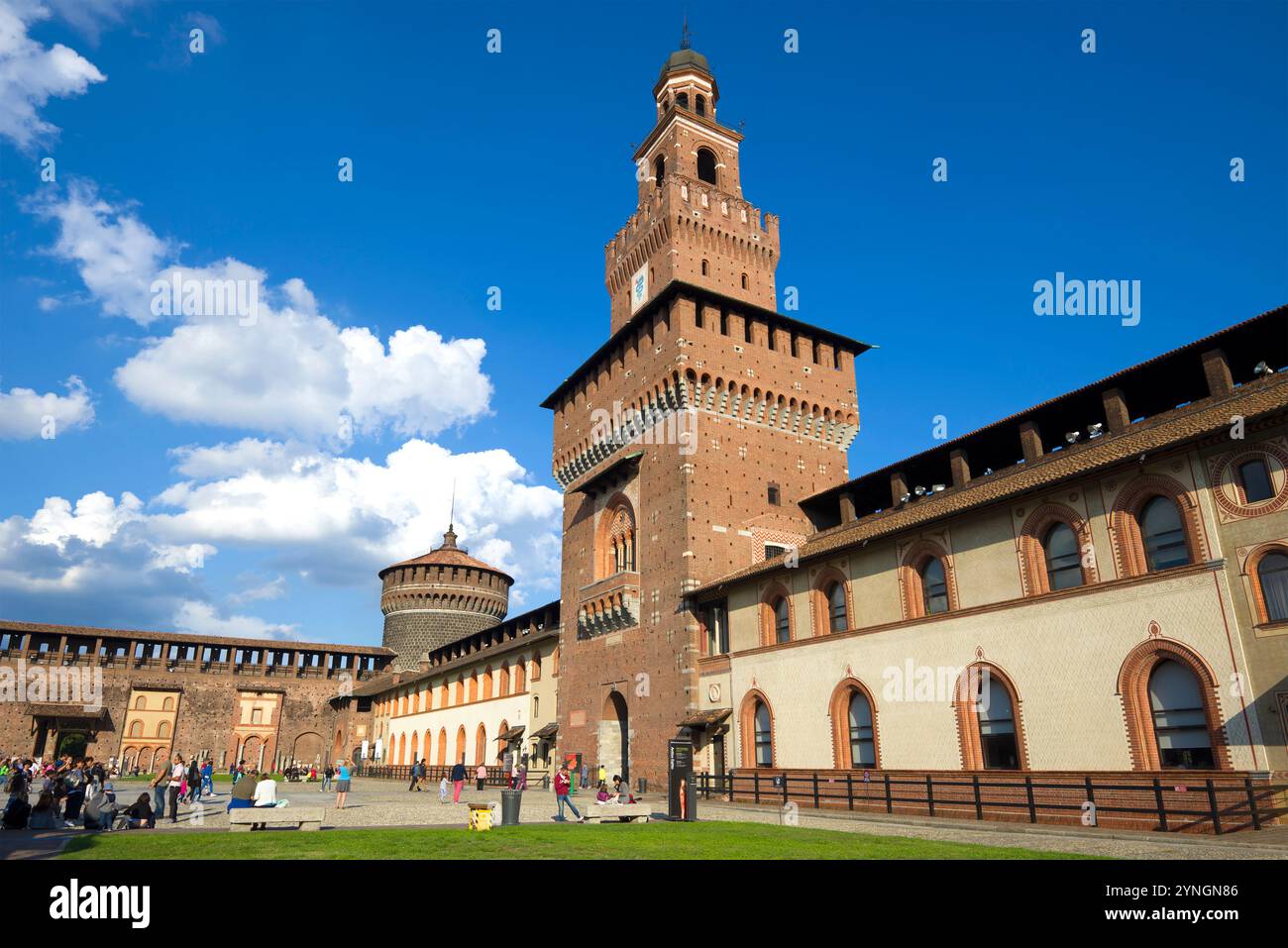 MILANO, ITALIA - 19 SETTEMBRE 2017: Giornata di sole nel castello Sforzesco Foto Stock