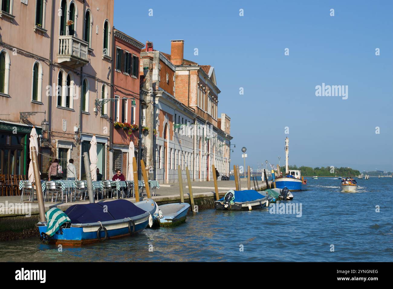 VENEZIA, ITALIA - 26 SETTEMBRE 2017: Argine del Canale di Cannaregio in una giornata di sole Foto Stock