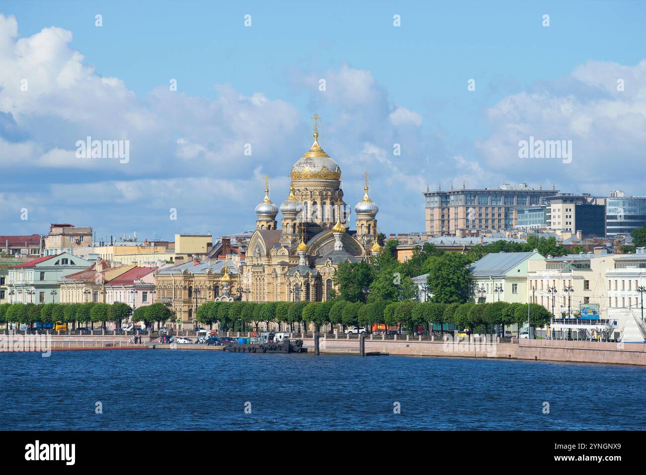 SAN PIETROBURGO, RUSSIA - 25 LUGLIO 2015: Veduta della Chiesa dell'assunzione della Beata Vergine Maria sull'argine del tenente Schmidt Foto Stock