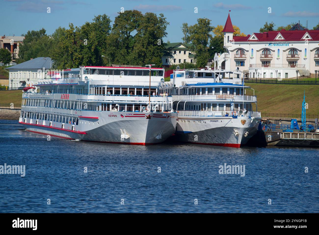 UGLICH, RUSSIA - 22 AGOSTO 2015: Due navi da crociera 'Lenin' e 'President' al molo della città di Uglich, regione di Yaroslavl Foto Stock