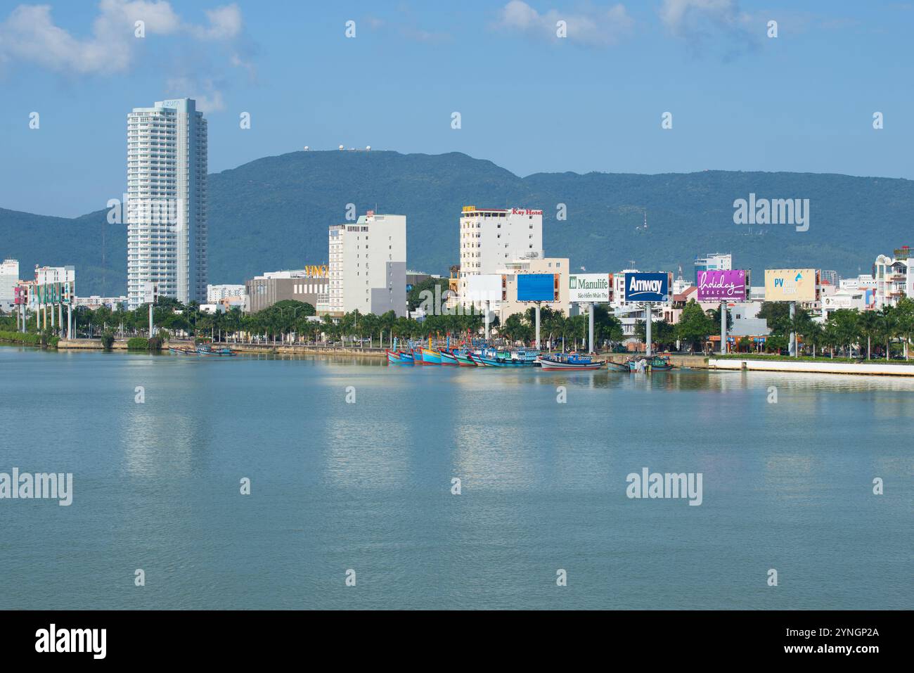 DANANG, VIETNAM - 06 GENNAIO 2016: Lungomare urbano del fiume Han giorno di sole Foto Stock
