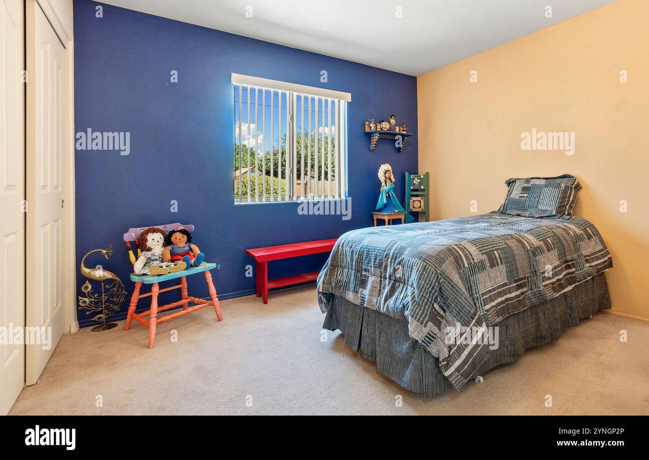 Accogliente camera da letto con luce naturale e arredi incantevoli in un ambiente sereno Foto Stock