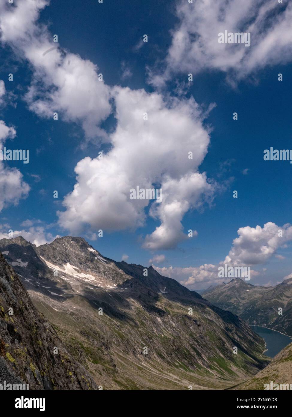 Nella foto a sinistra il Kleinspitze 3169 m nella valle si può vedere il bacino idrico di Zillergründl. La foto è stata scattata durante un attraversamento alpino Foto Stock