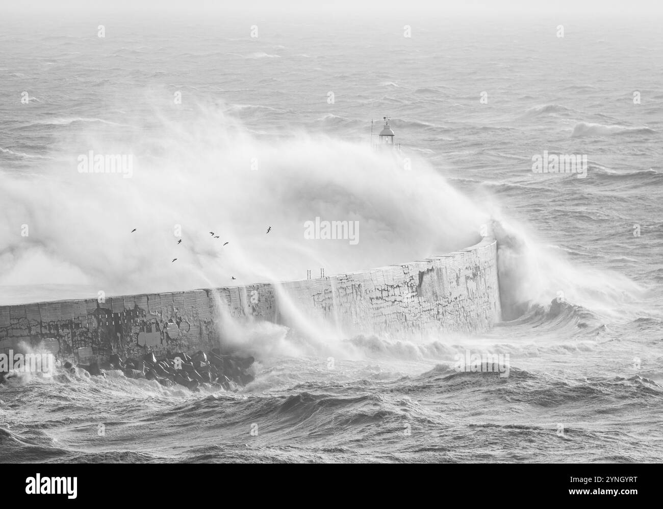 Tempesta bert che si schianta contro il faro di Newhaven sulla costa orientale del Sussex, Inghilterra sud-orientale, Regno Unito Foto Stock