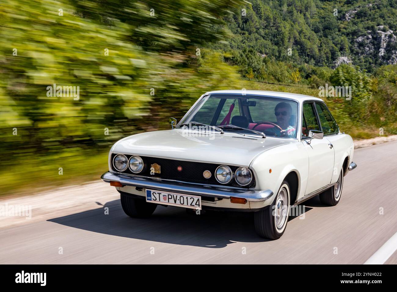 Fiat 124 Sport Coupé classica su strada. La coupé a due porte e quattro posti era basata sulla berlina 124 ed è alimentata dal "motore Lampredi". Foto Stock