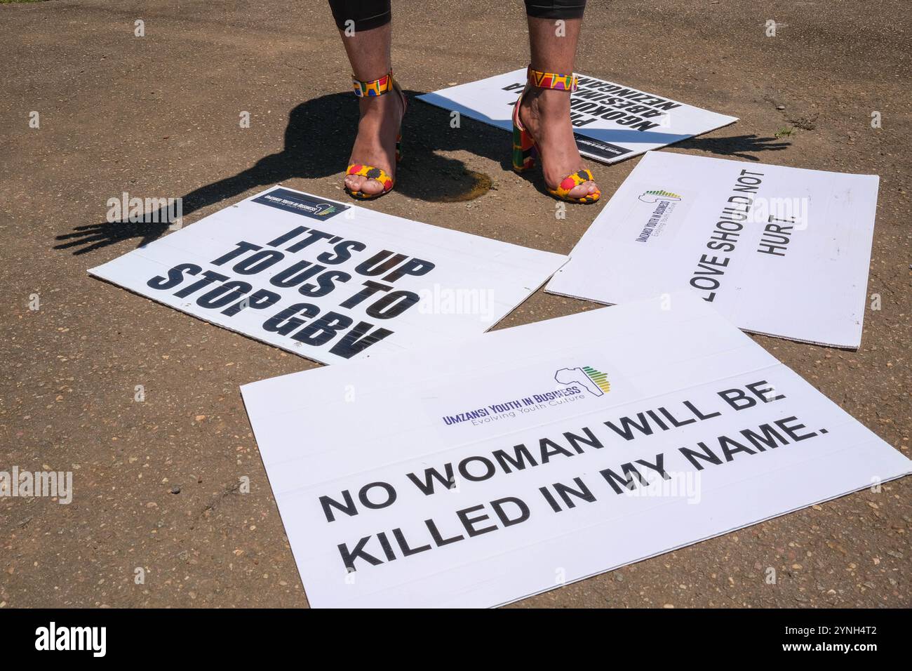 Pietermaritzburg, KZN, Sudafrica. 25 novembre 2024. Uomini con tacchi marzo. Gli uomini marciano a sostegno di 16 giorni contro la violenza di genere. 25 novembre 2024, Pietermaritzburg, KZN, Sudafrica. (Credit Image: © John Robinson/ZUMA Press Wire) SOLO PER USO EDITORIALE! Non per USO commerciale! Foto Stock