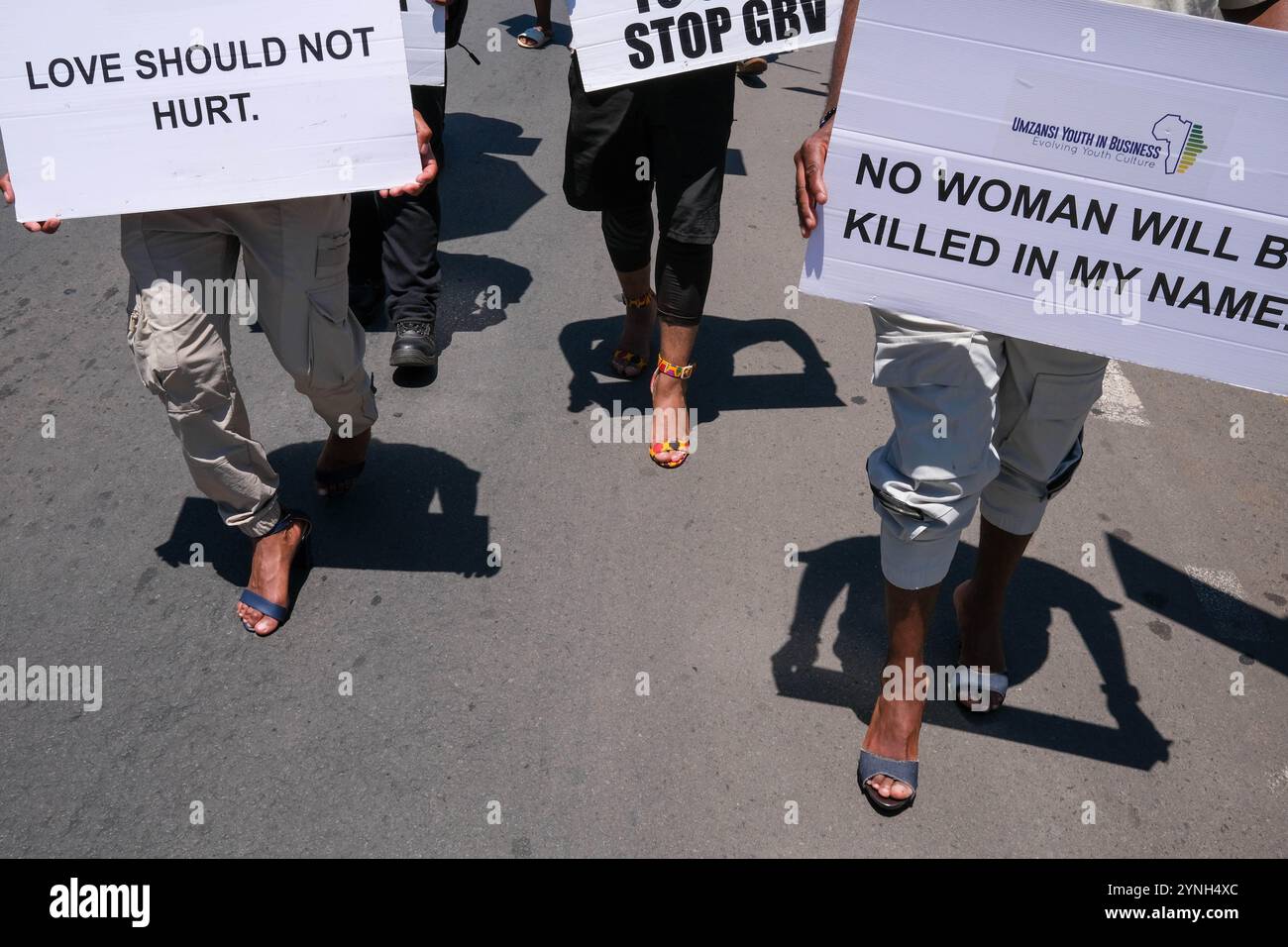 Pietermaritzburg, KZN, Sudafrica. 25 novembre 2024. Uomini con tacchi marzo. Gli uomini marciano a sostegno di 16 giorni contro la violenza di genere. 25 novembre 2024, Pietermaritzburg, KZN, Sudafrica. (Credit Image: © John Robinson/ZUMA Press Wire) SOLO PER USO EDITORIALE! Non per USO commerciale! Foto Stock