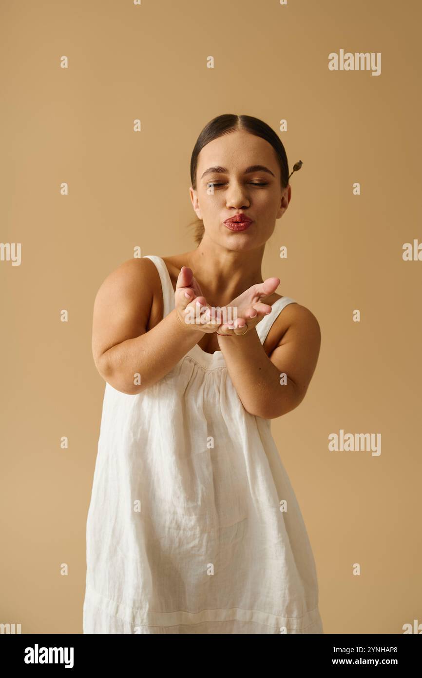 Una giovane donna corta con achondroplasia nel suo abito elegante, che celebra la diversità. Foto Stock