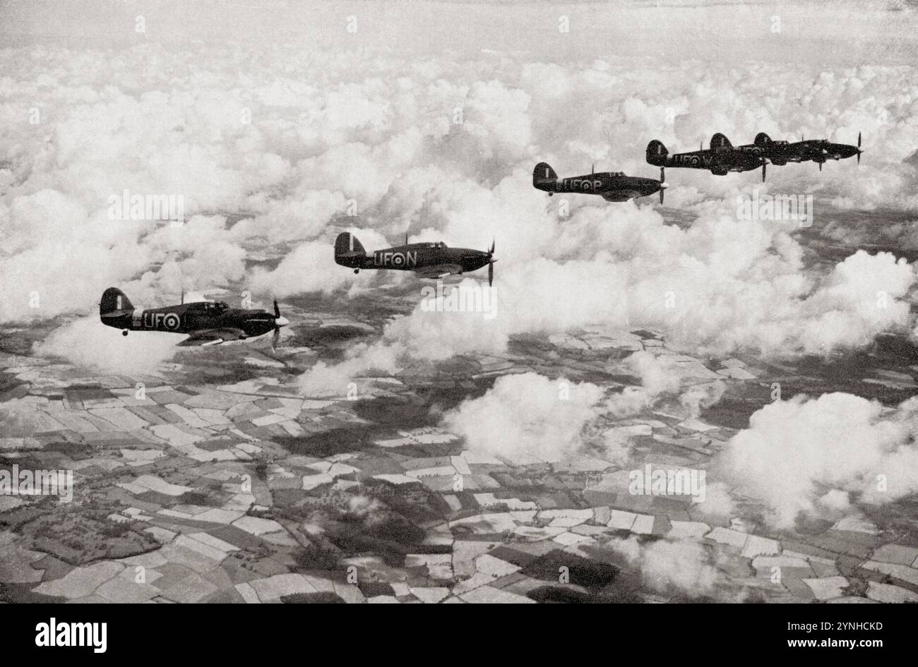 Aerei da caccia Hurricane II in volo al cospetto della seconda guerra mondiale. Da Wings of War, pubblicato nel 1942. Foto Stock