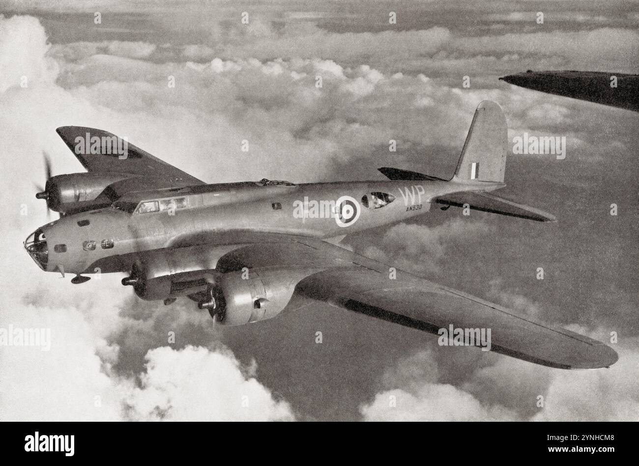Uno dei bombardieri substratosferici, la Flying Fortress prodotta dagli americani, seconda guerra mondiale. Da Wings of War, pubblicato nel 1942. Foto Stock