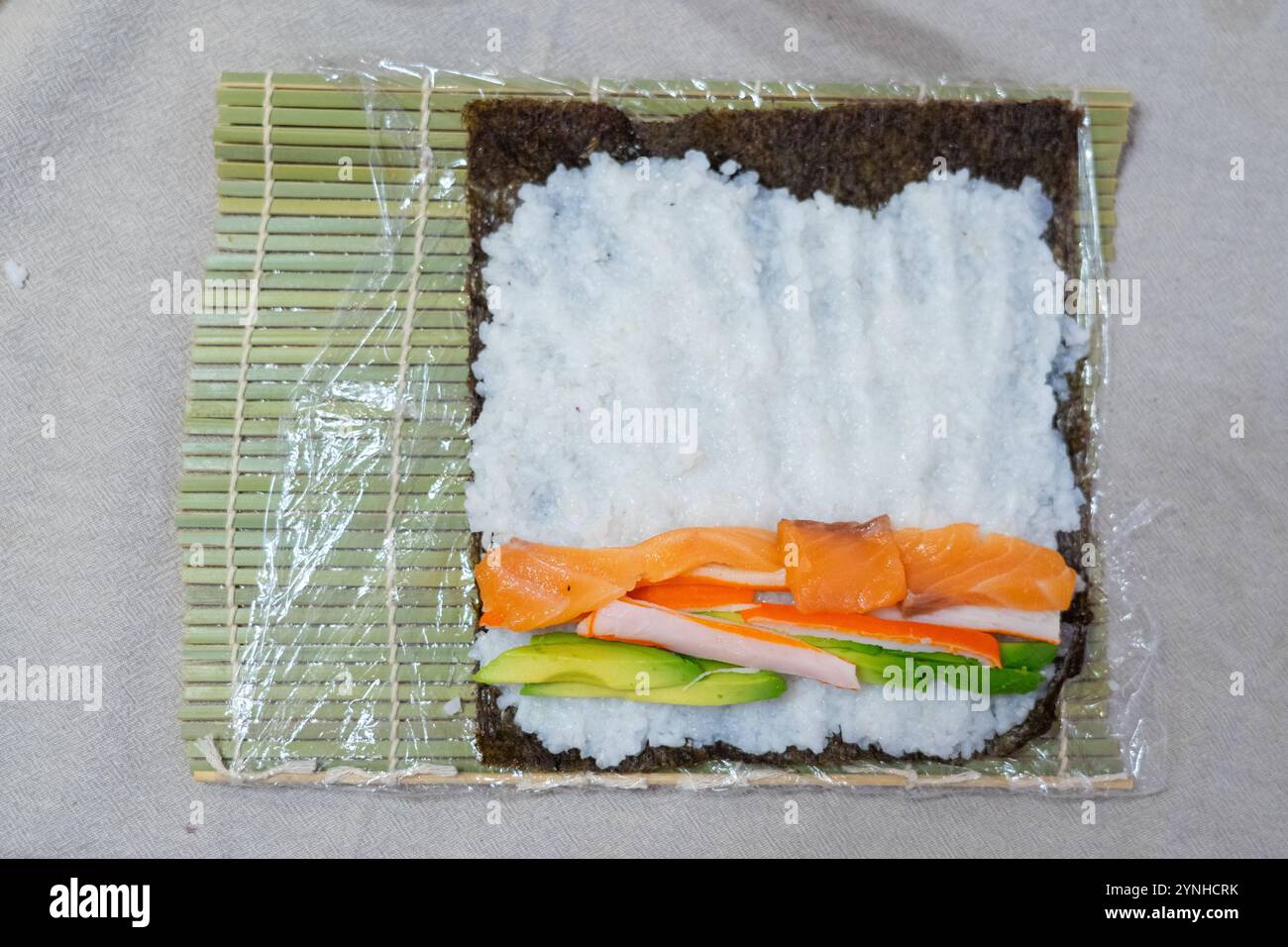 Sushi fatto in casa in preparazione Foto Stock