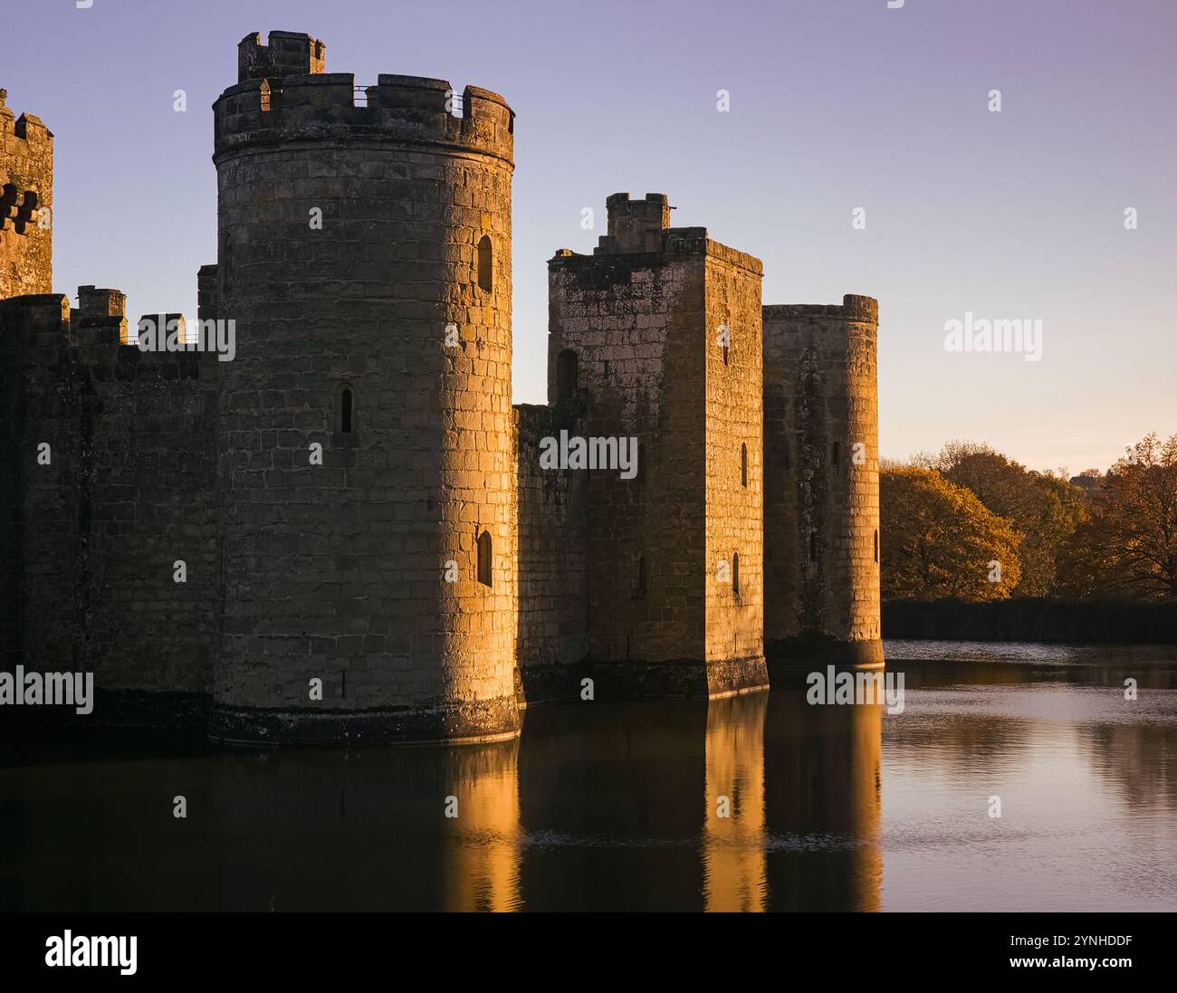 Il castello di Bodiam si inondò di luce autunnale nel tardo pomeriggio di novembre sull'alto weald East Sussex, Inghilterra sud-orientale, Regno Unito Foto Stock