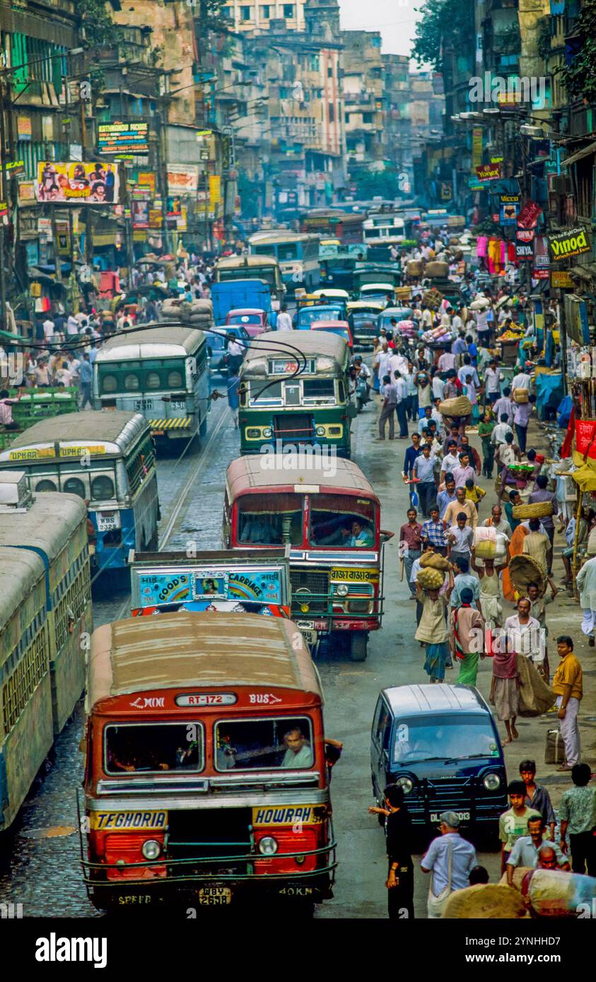 India, Calcutta, la trafficata Mahatma Gandhi Road a Kolkata Foto Stock