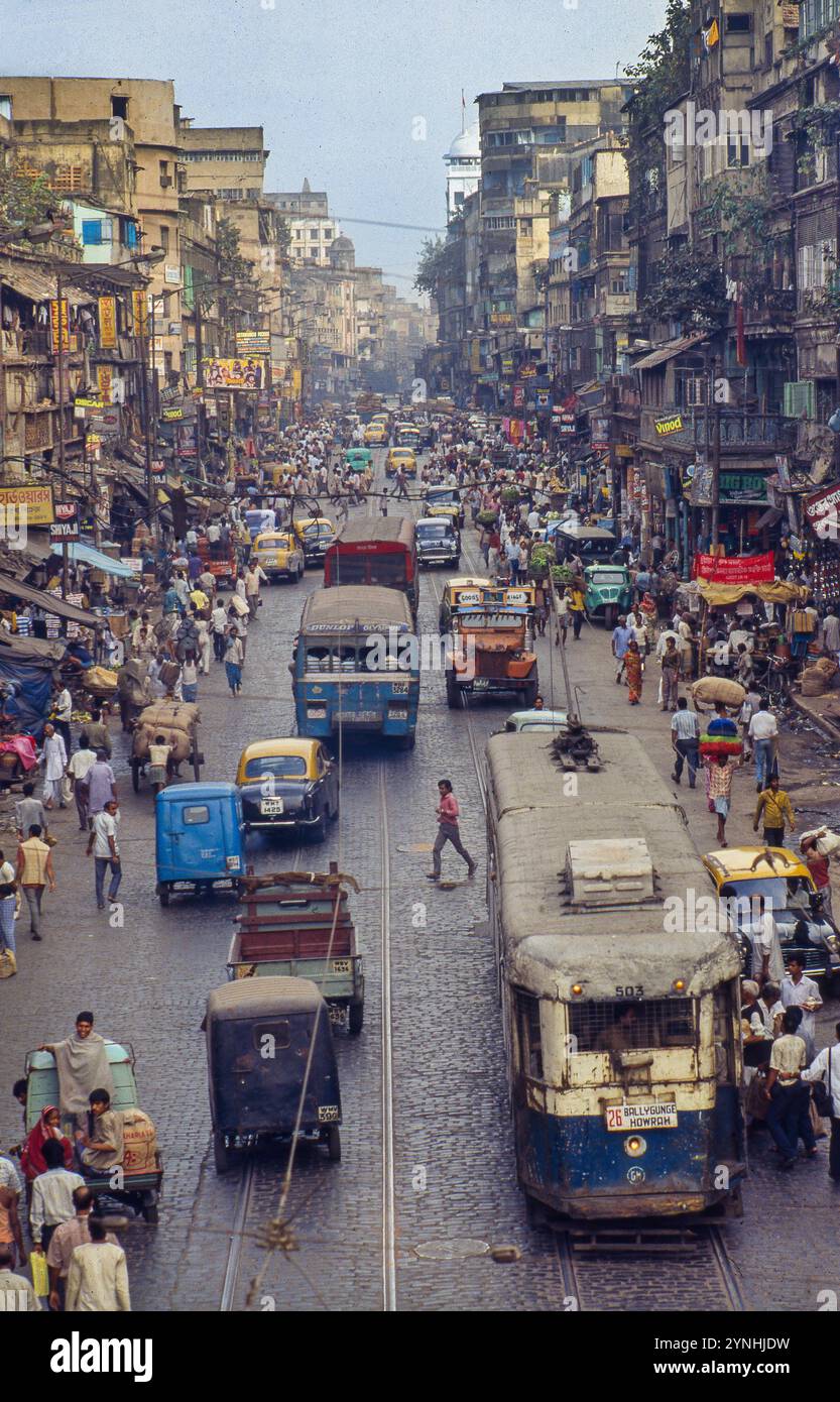 India, Calcutta, la trafficata Mahatma Gandhi Road a Kolkata Foto Stock
