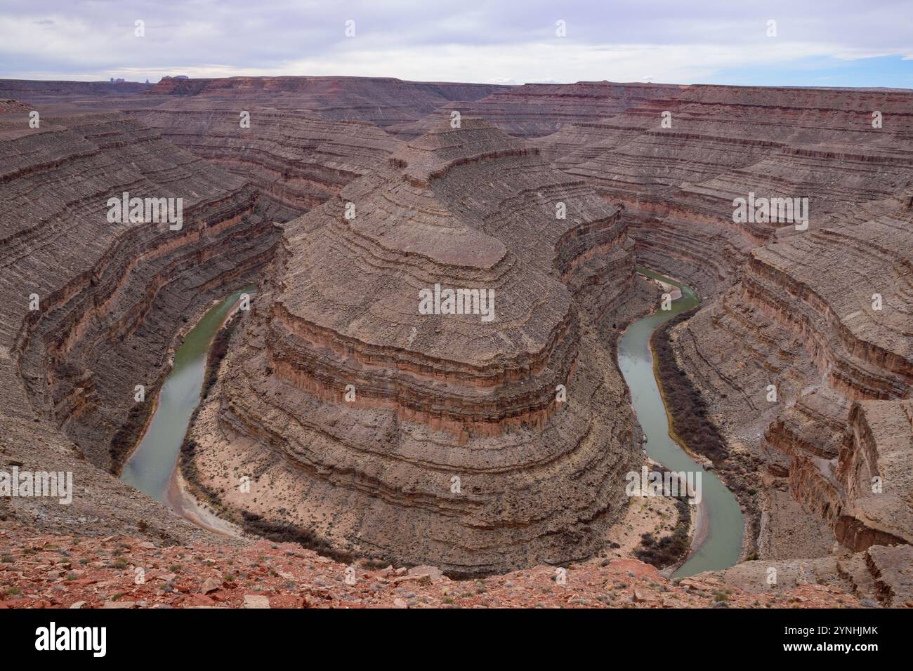 Splendida vista aerea del tortuoso fiume San Juan che si intaglia attraverso l'aspro terreno del Goosenecks State Park nello Utah. Foto Stock