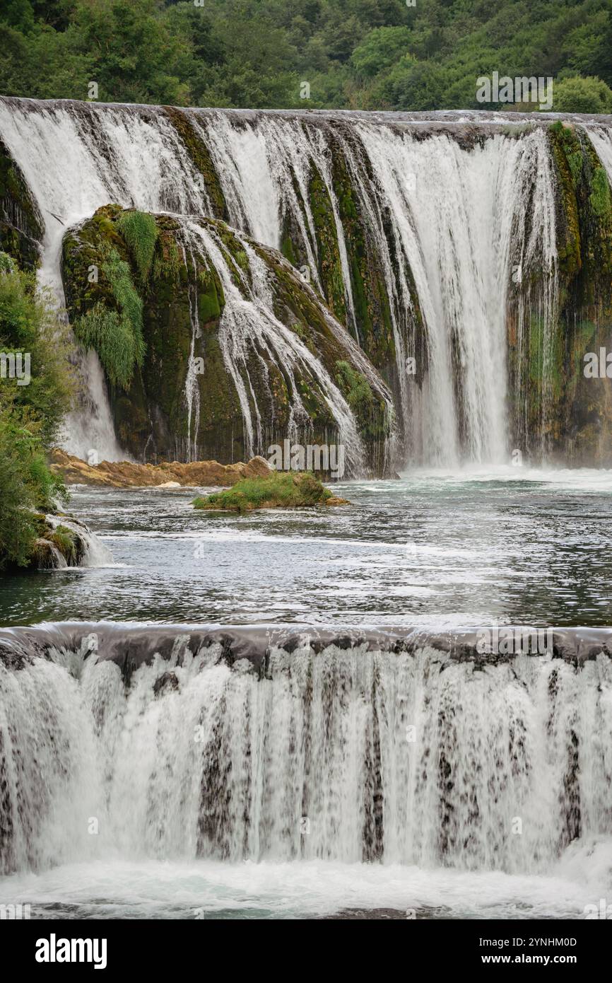 Un canyon con cascate cascata Strbacki buk nel Parco Nazionale una vicino Kulen Vakuf, Bosnia ed Erzegovina. Foto Stock
