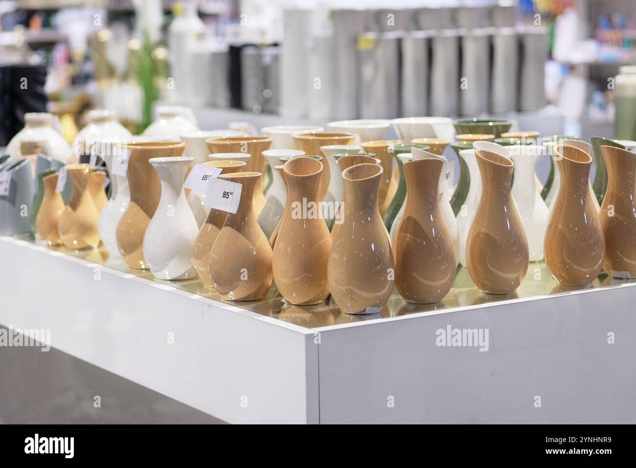 I vasi beige sono venduti in negozio. Vasi per mazzi di fiori. Vendita di articoli per la decorazione di locali. Foto Stock