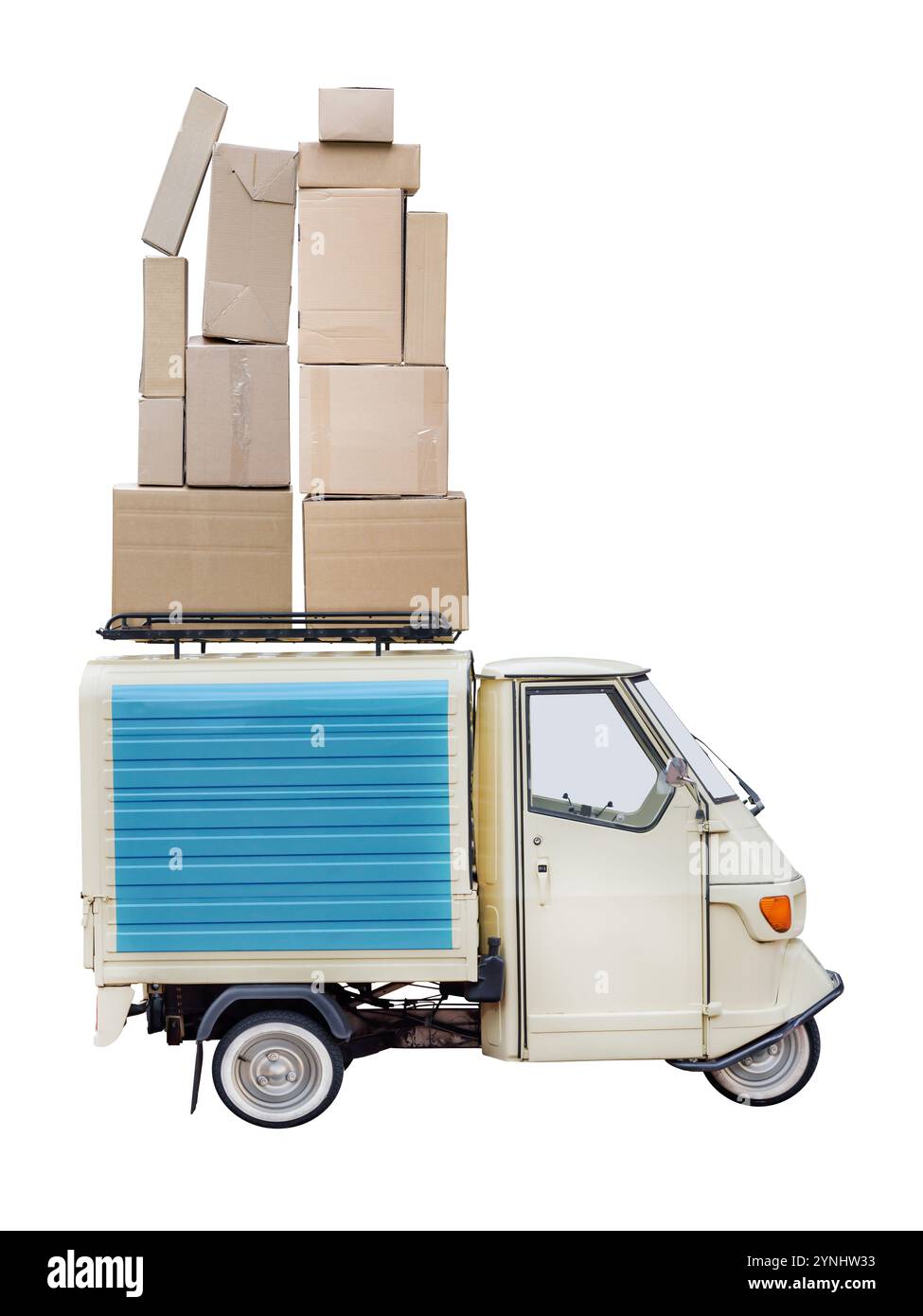 Furgone per la consegna di scooter italiano vintage a tre ruote con pacchi e scatole di cartone sulla parte superiore isolate su uno sfondo bianco Foto Stock