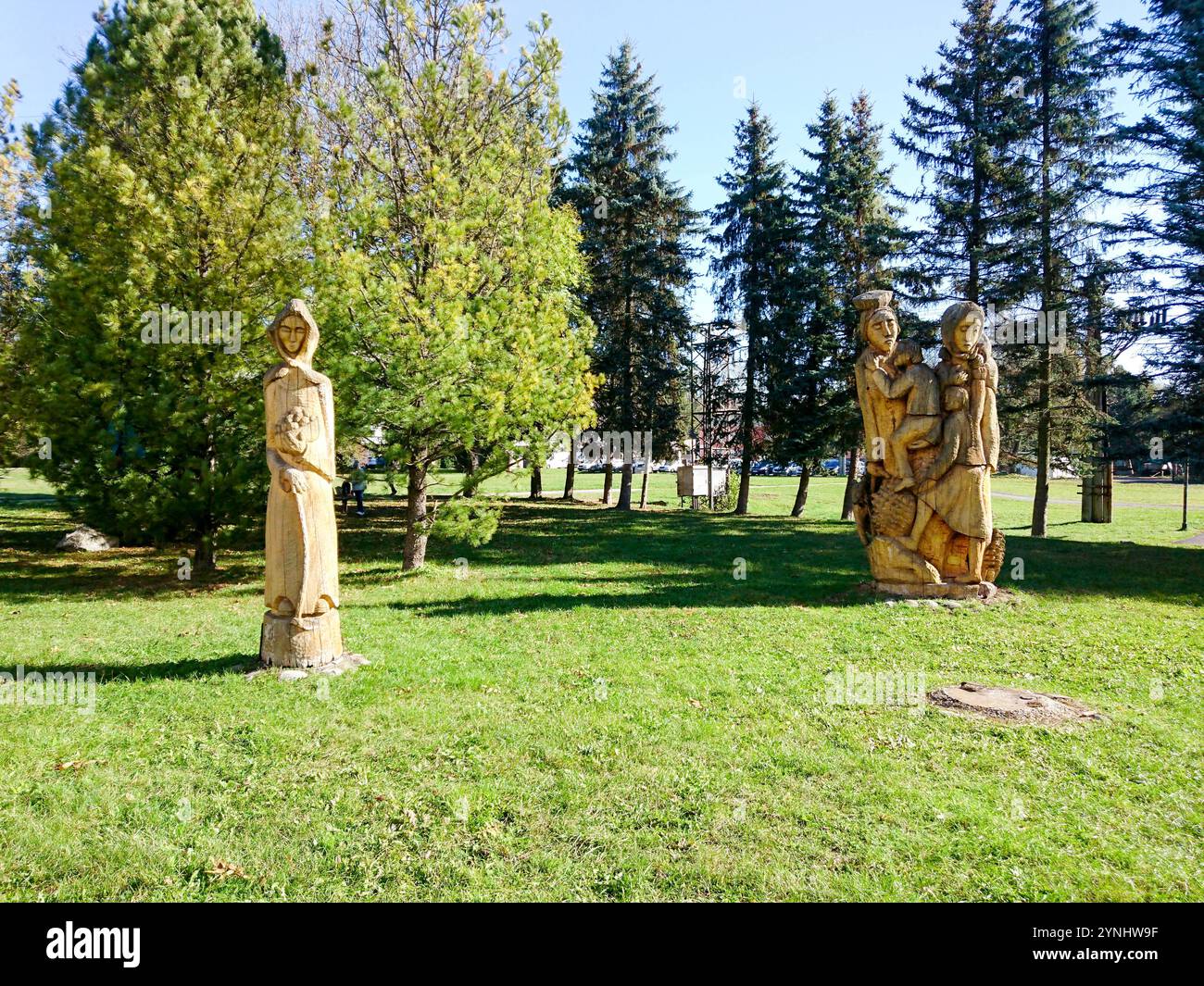 Statue scolpite in legno sul fronte della biblioteca a Liptovsky Hradok, Slovacchia Foto Stock