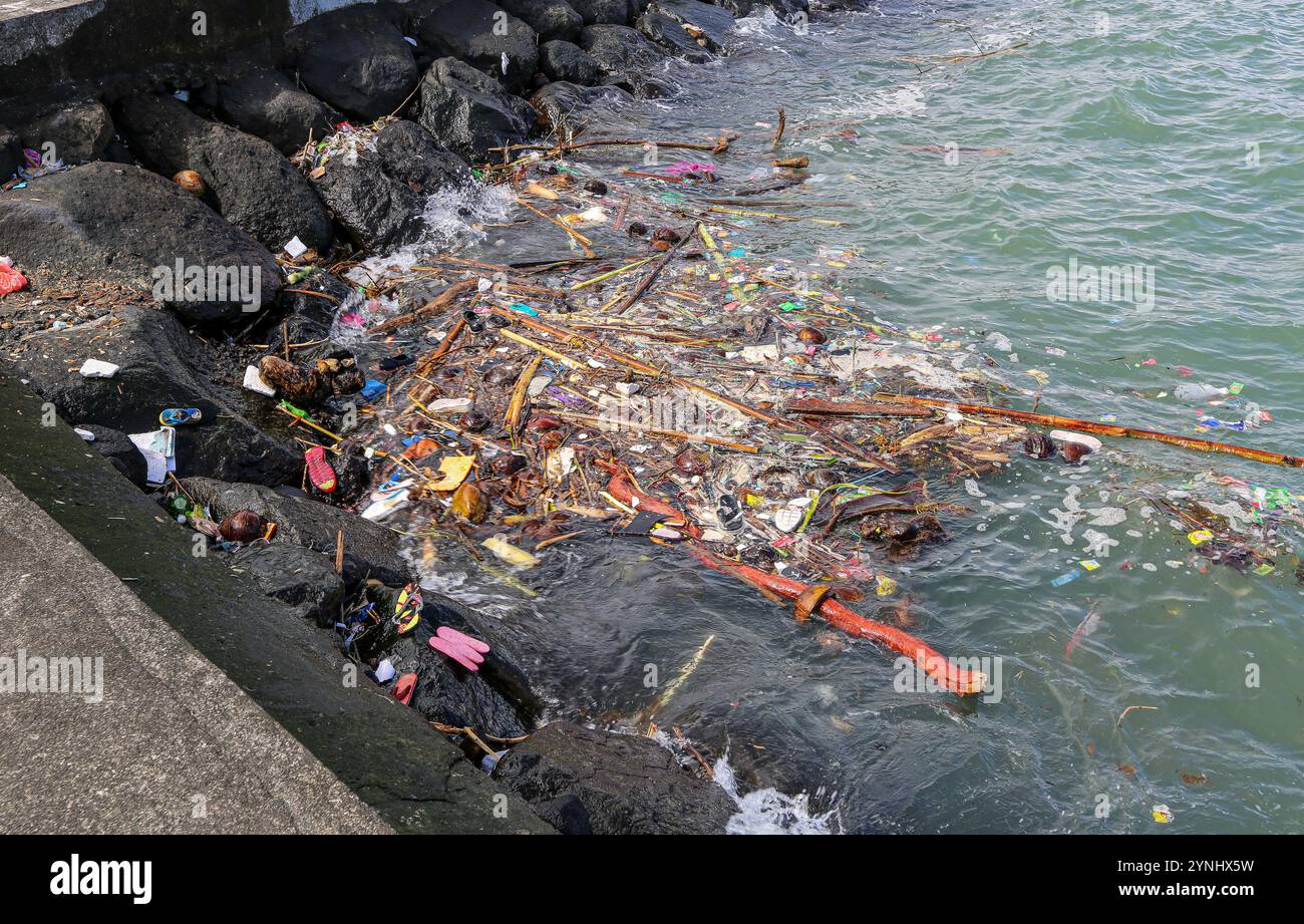 Legazpi, Filippine. 26 novembre 2024: Accumulo in acqua di mare di rifiuti di materie plastiche, materiali sintetici, polistirene, gomma, tessuti, detriti organici vicino a questo porto nell'Oceano Pacifico. La quinta sessione del comitato intergovernativo per i negoziati sull'inquinamento plastico (Inc-5) si terrà questa settimana in Corea del Sud. L’arcipelago delle Filippine è il principale contributore mondiale all’inquinamento da plastica nel mare. Nonostante gli sforzi e le implementazioni di riciclaggio negli ultimi anni (Legazpi come pioniere), il paese è responsabile di un terzo dei rifiuti di plastica oceanica globali. Crediti: Kevin Izorce/Alamy Live News Foto Stock