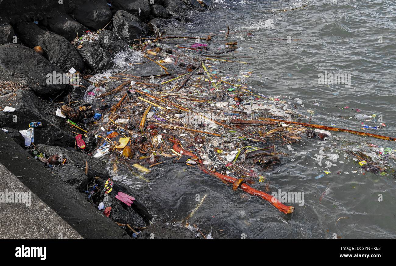 Legazpi, Filippine. 26 novembre 2024: Accumulo in acqua di mare di rifiuti di materie plastiche, materiali sintetici, polistirene, gomma, tessuti, detriti vicino a questo porto nell'Oceano Pacifico. La quinta sessione del comitato intergovernativo per i negoziati sull'inquinamento plastico (Inc-5) si terrà questa settimana in Corea del Sud. Dal 2022, Legazpi è stata la prima città a sviluppare un progetto di riduzione dei rifiuti di plastica marini. Il PH è il principale contributore mondiale all’inquinamento della plastica negli oceani, ma implementa un piano con l’obiettivo generale di “azzerare i rifiuti nelle acque delle Filippine entro il 2040”. Crediti: Kevin Izorce/Alamy Live News Foto Stock