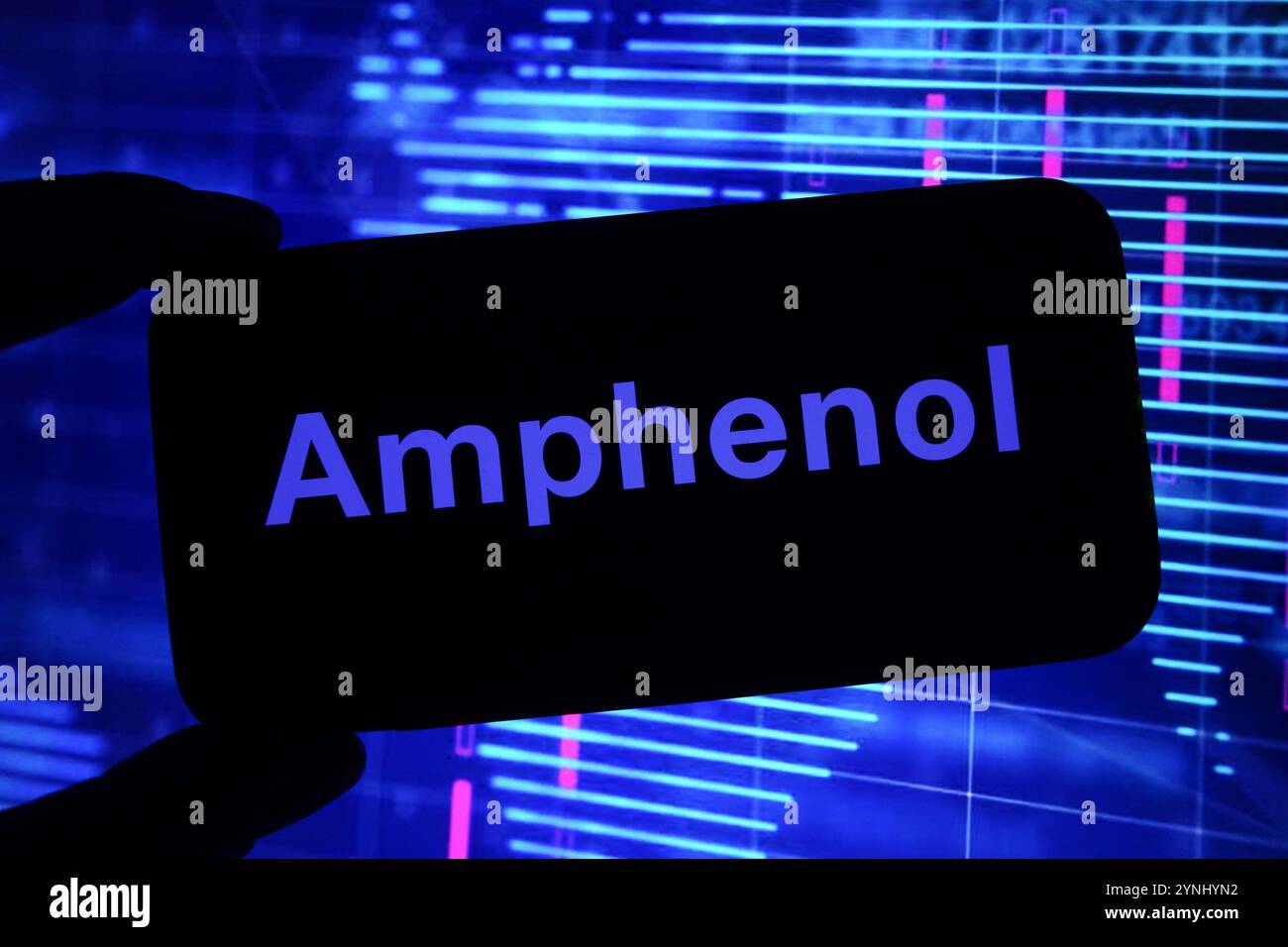 Polonia. 25 novembre 2024. In questa immagine, il logo dell'azienda Amphenol viene visualizzato sullo schermo di uno smartphone. Credito: SOPA Images Limited/Alamy Live News Foto Stock