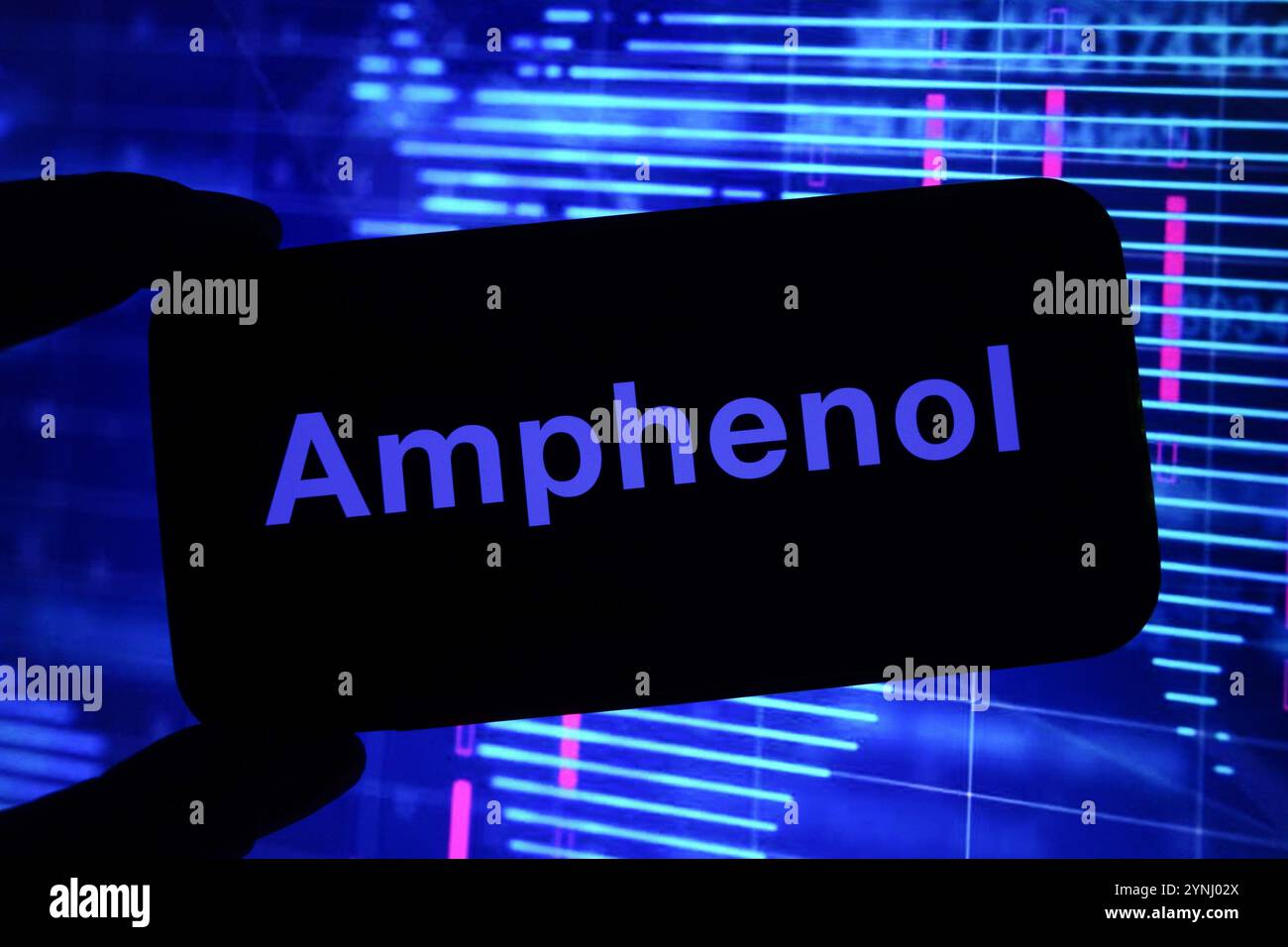 Polonia. 25 novembre 2024. In questa immagine, il logo dell'azienda Amphenol viene visualizzato sullo schermo di uno smartphone. (Foto di Piotr Swat/SOPA Images/Sipa USA) *** esclusivamente per notizie editoriali **** credito: SIPA USA/Alamy Live News Foto Stock