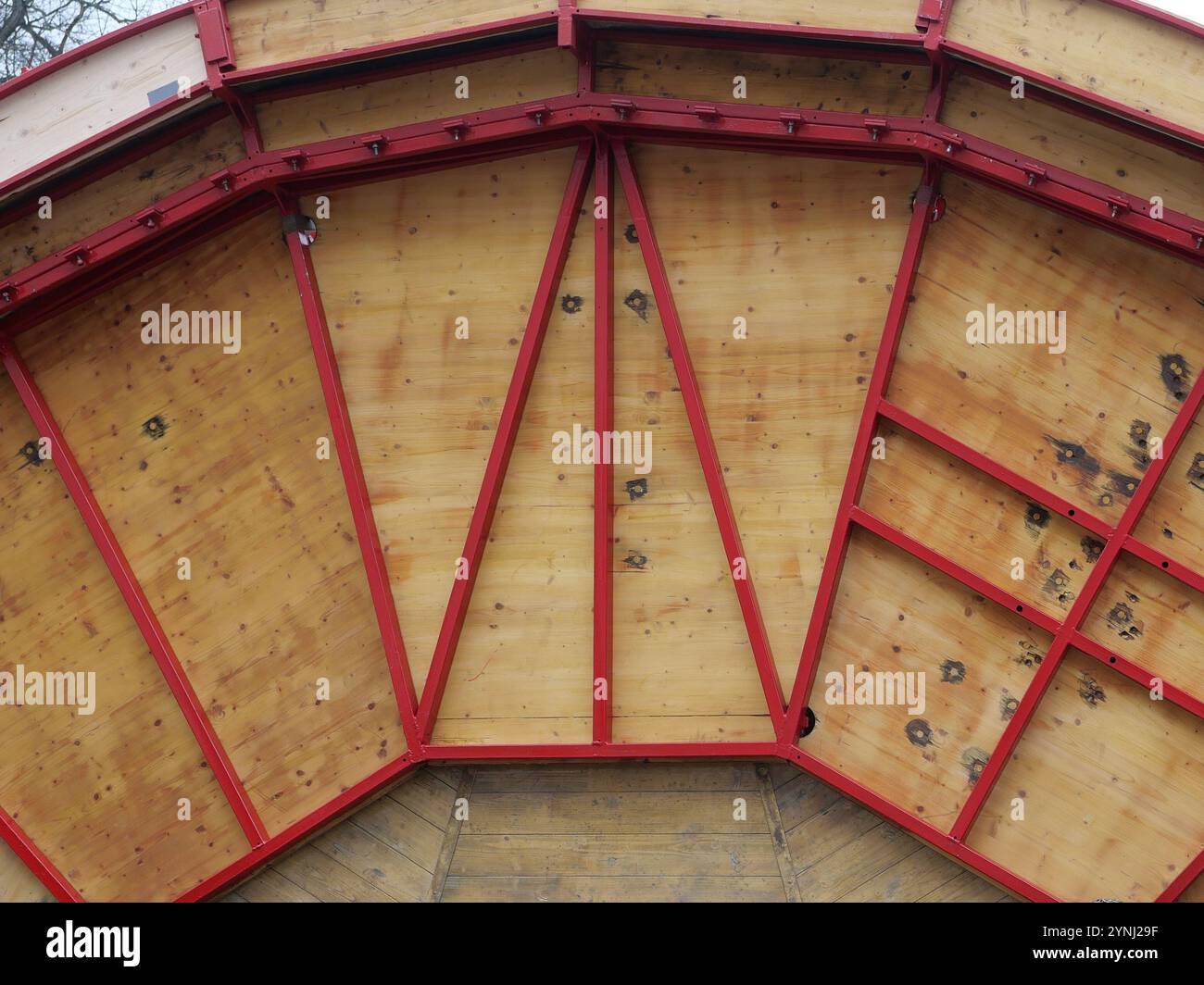 Carosello - parte inferiore del carosello - struttura geometrica in legno: Parte inferiore del pavimento del carosello. Oggetto di design esclusivo per il design industriale. Foto Stock